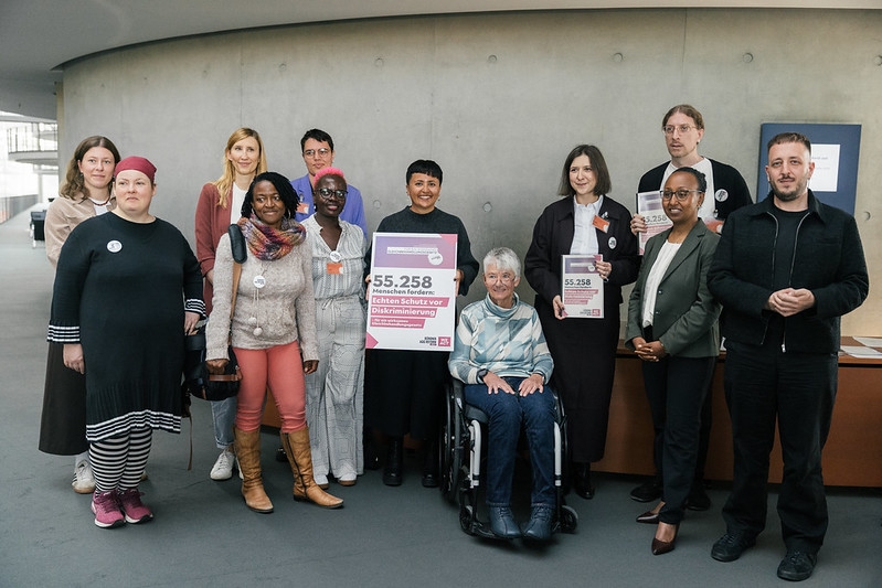 Gruppenbild von der Petitionsübergabe