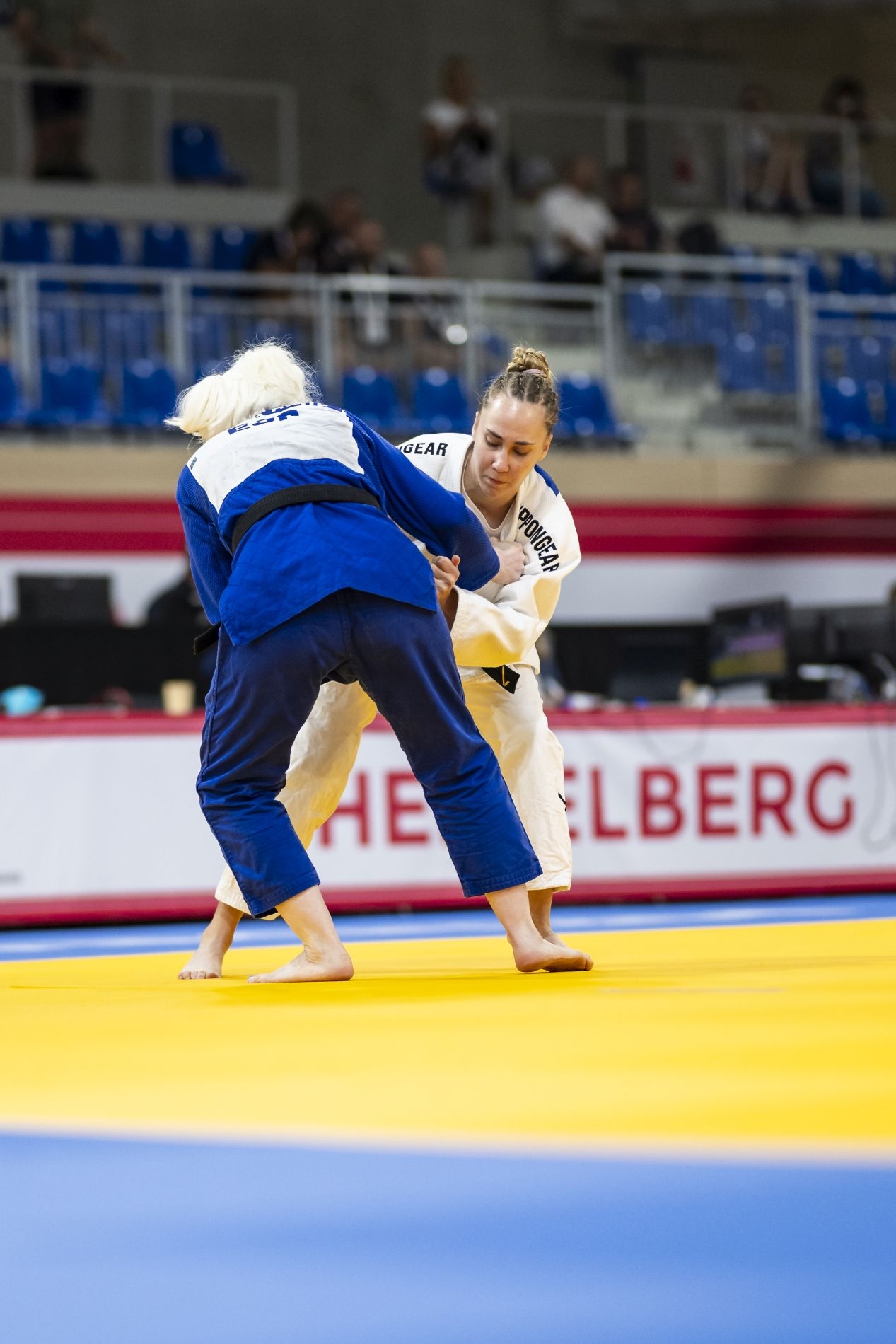 Zwei Judoka - einer in weißem und der andere im blauen Kampfanzug