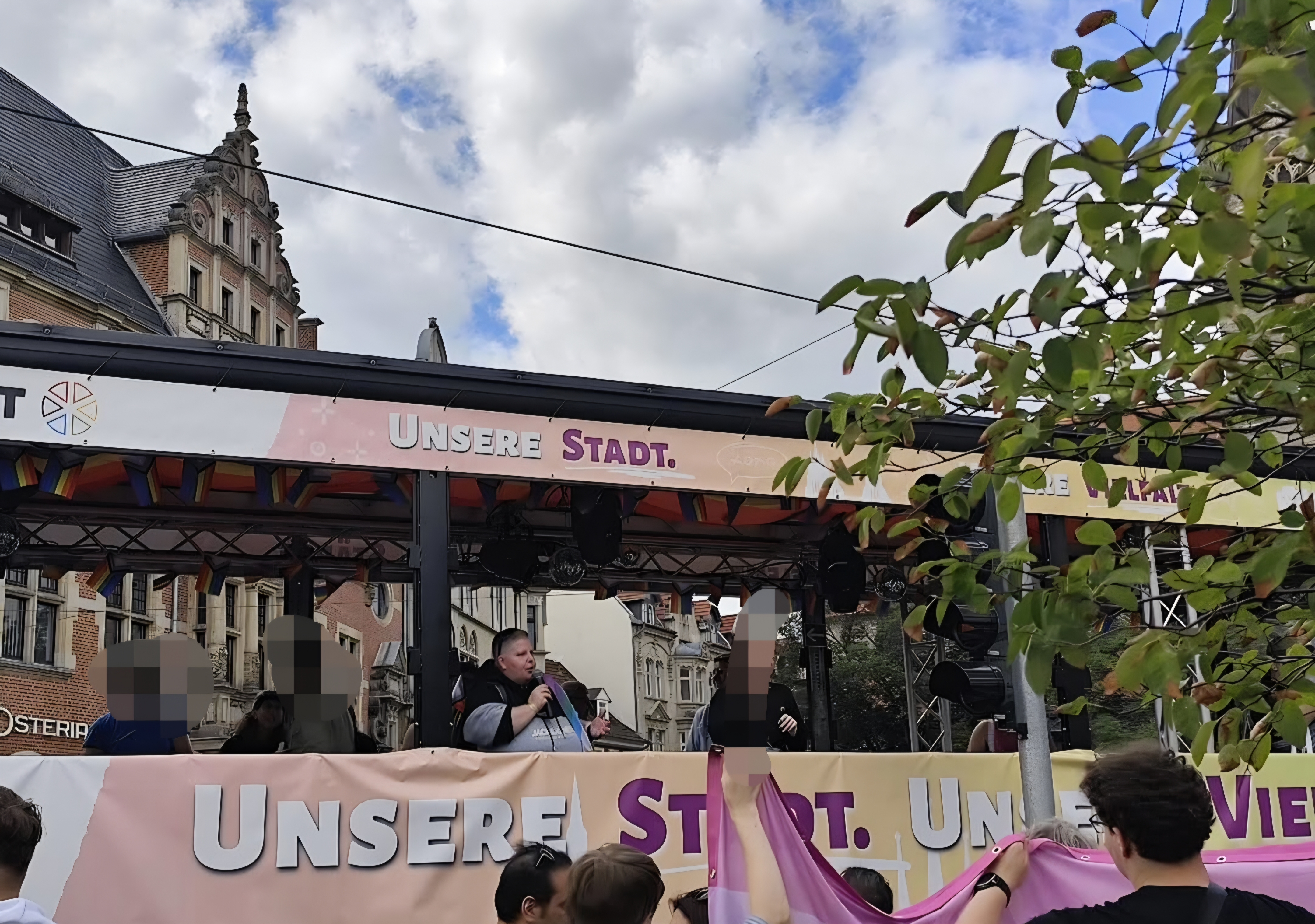 Bild vom CSD in Erfurt mit Nancy Frind hinter dem Transparent