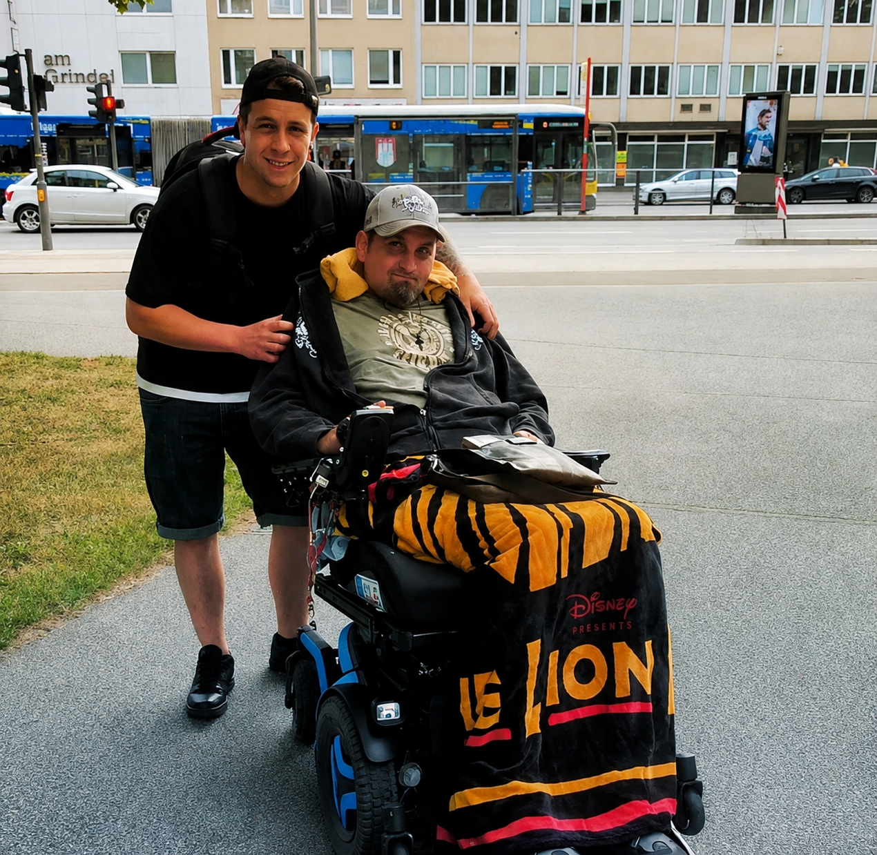 Thommy im Rollstuhl, Moritz dahinter
