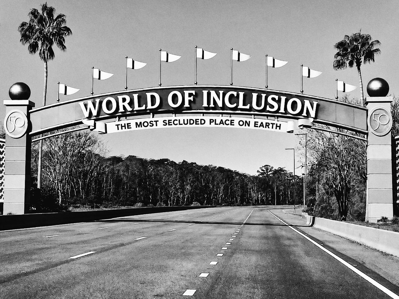 Schwarz-Weiß-Bild eines monumentalen Einfahrtstores mit der Aufschrift „WORLD OF INCLUSION – THE MOST SECLUDED PLACE ON EARTH“ über einer leeren Straße.