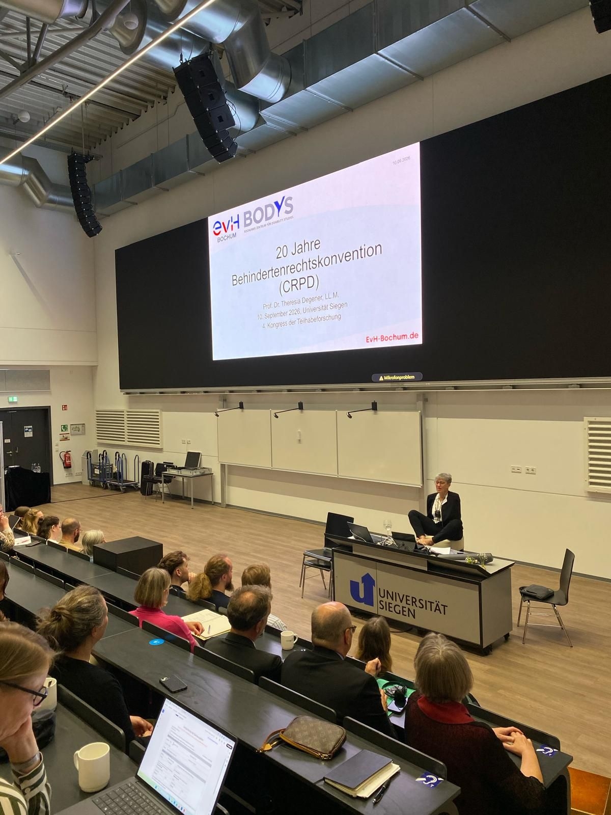 Prof. Dr. Theresia Degener bei ihrer Keynote Rede