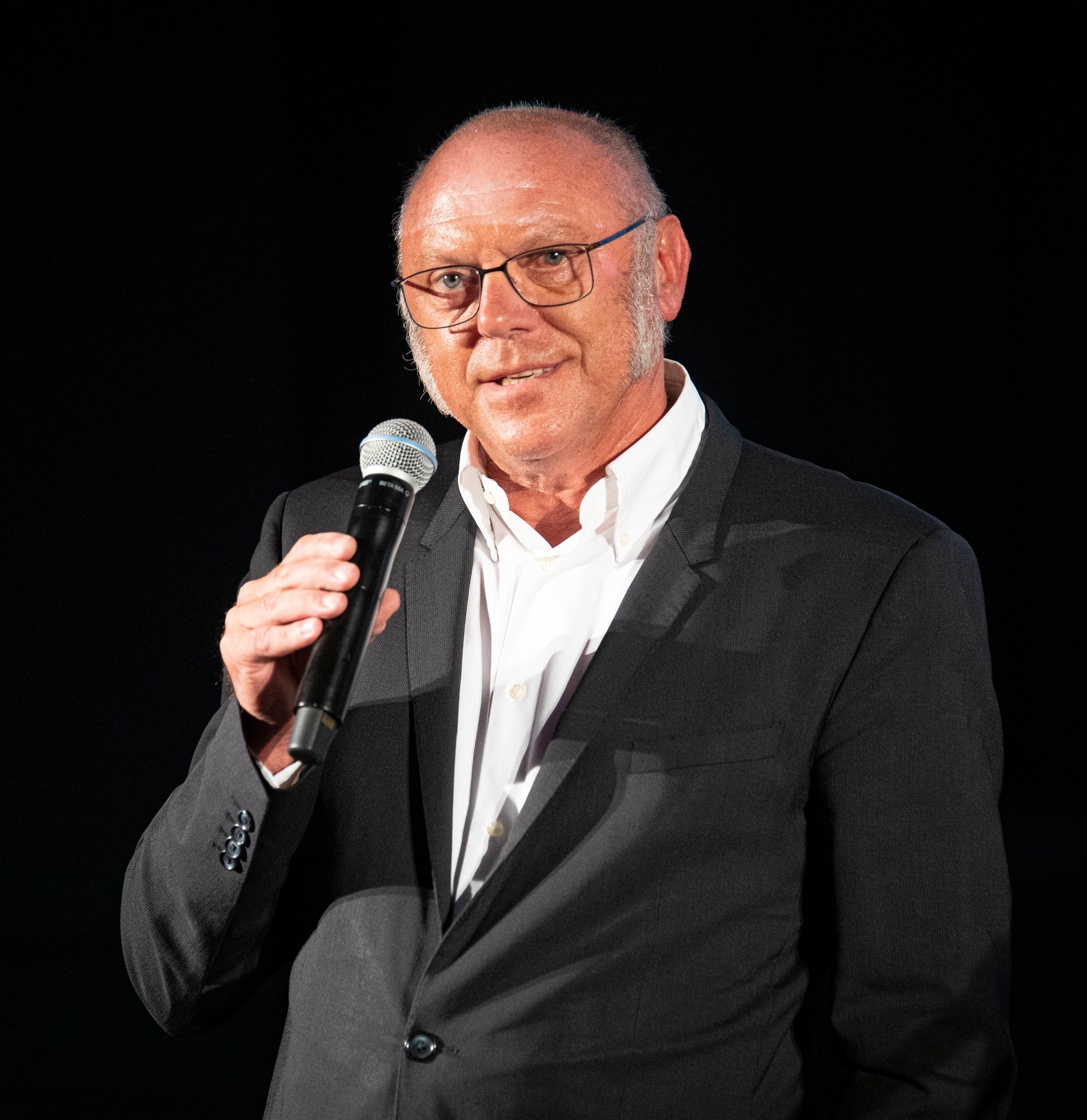 mit Mikrofon bei einer Rede