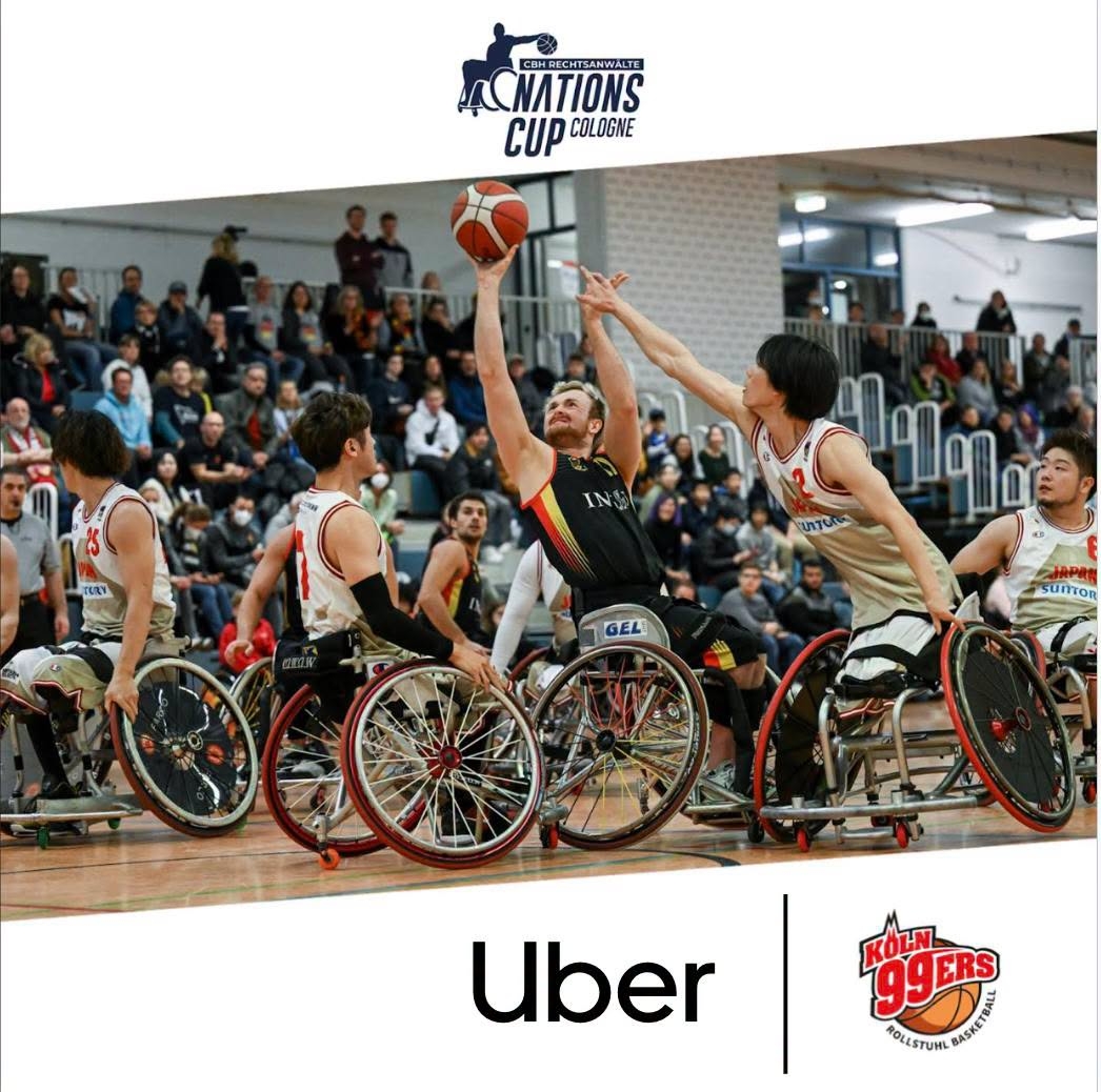 Plakat mit einem Foto auf dem Rollstuhlbasketballspieler und die Logos von Sponsoren zu sehen sind