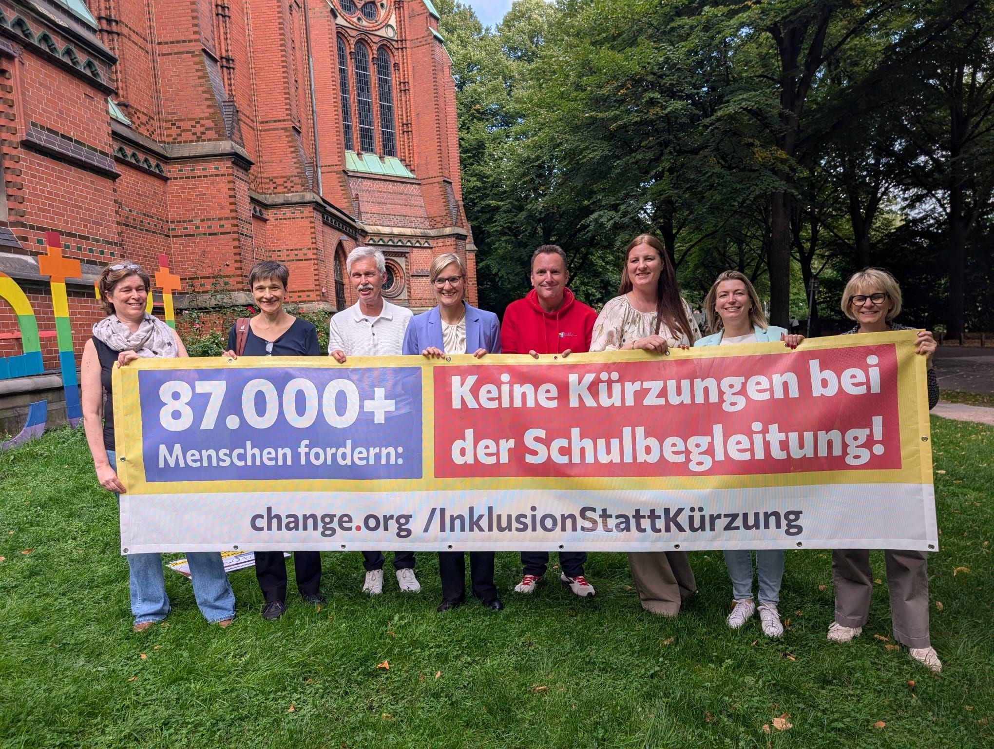 Bild von der Unterschriftenübergabe