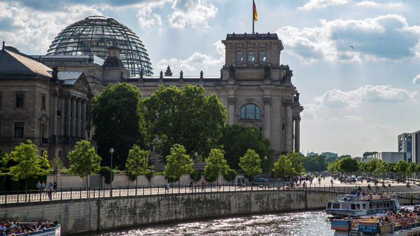 Reichstagufer im Sommer