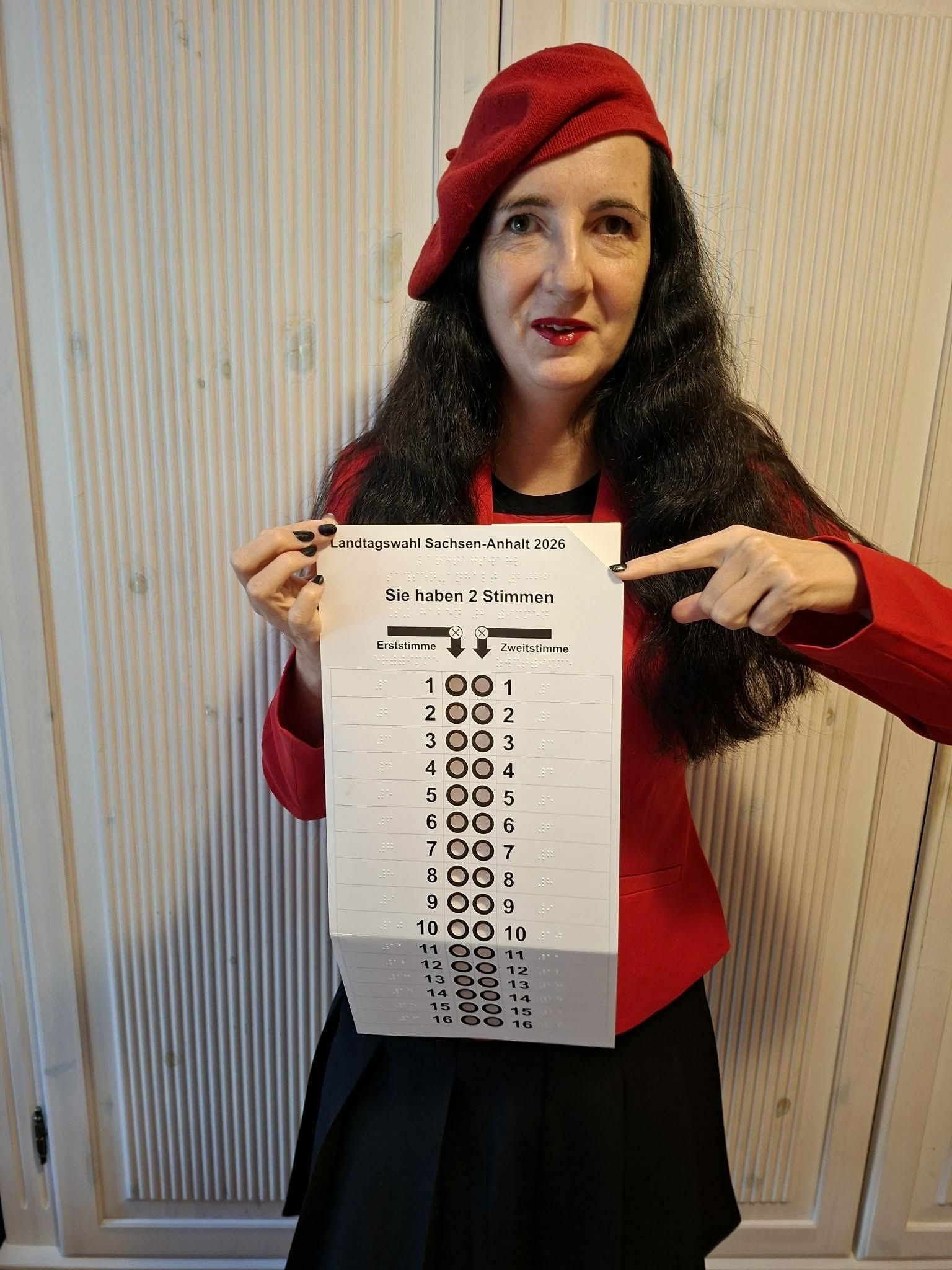 Jennifer Sonntag zeigt ihre Wahlschablone