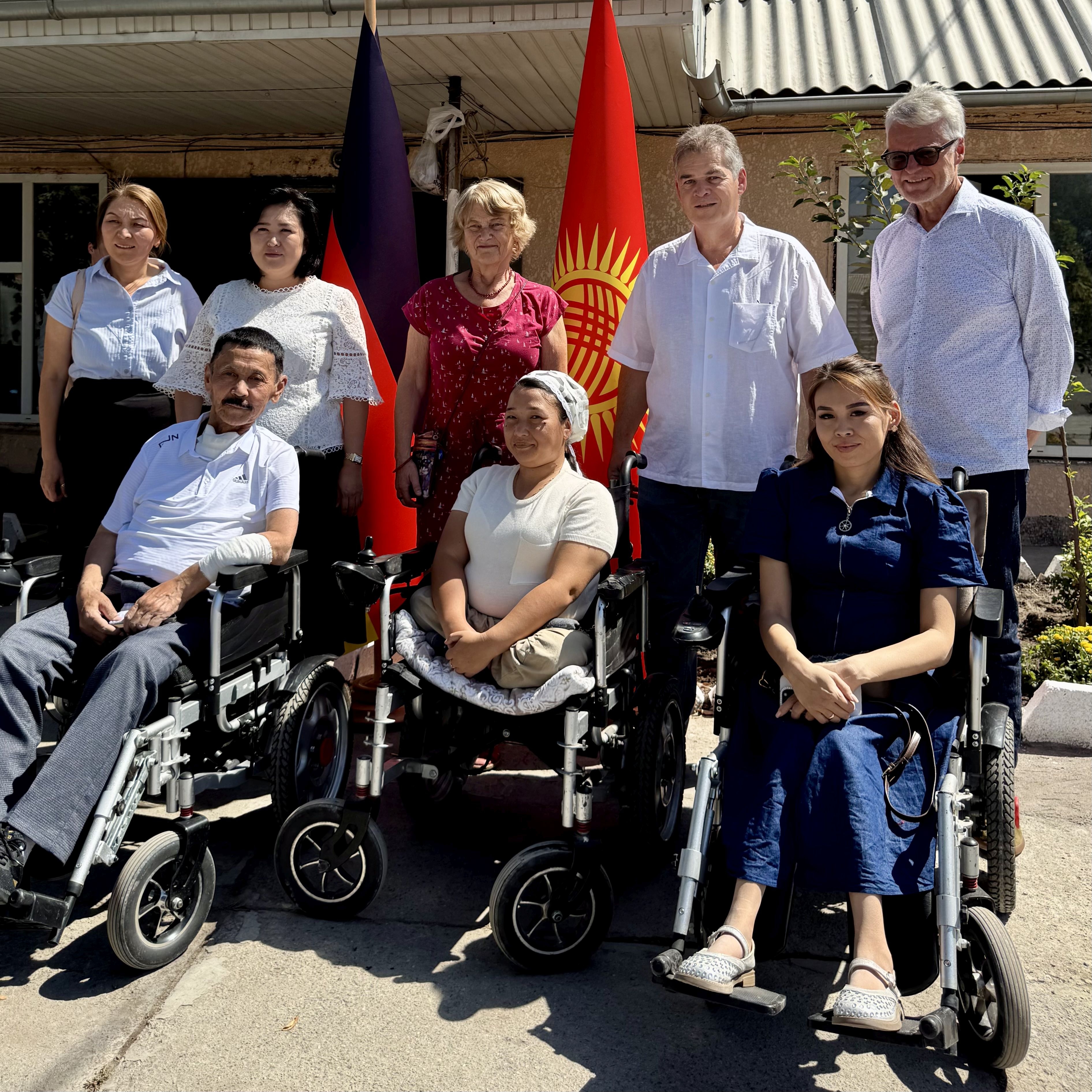 Gruppenbild von der Eröffnung der barrierefreien Sanitäranlage